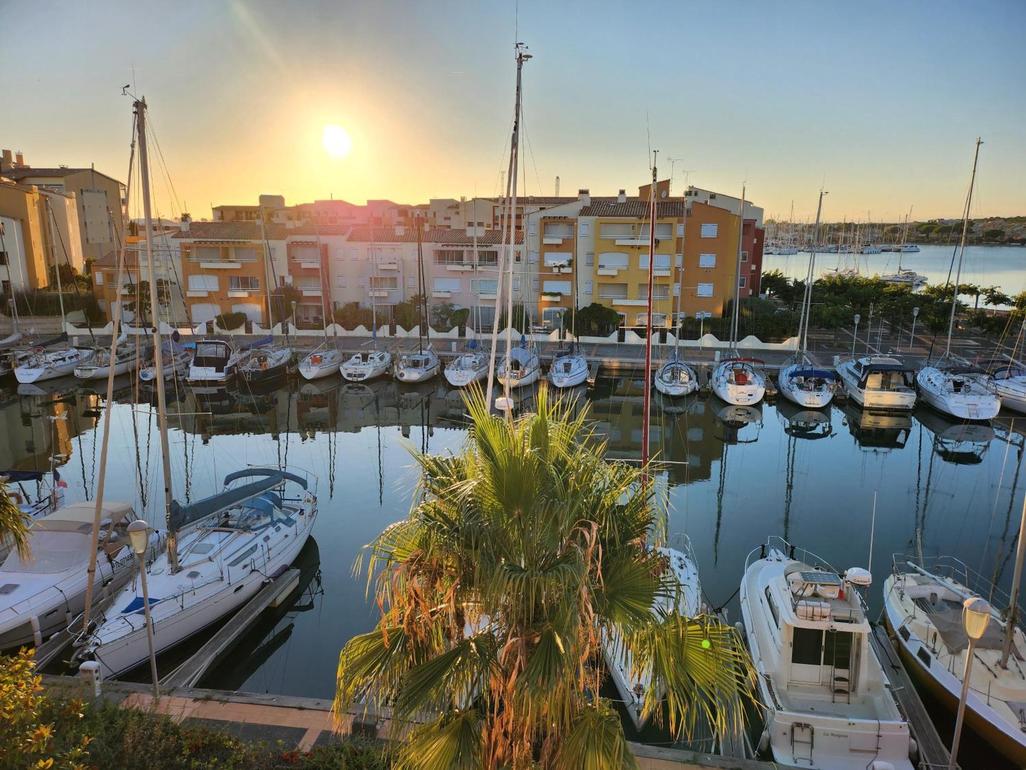 Vue Ambassade Du Soleil *